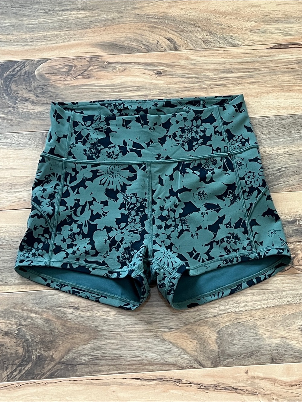 Lululemon Women’s Size 6 Green Black Floral Biker Shorts Gym Workout 2.5”